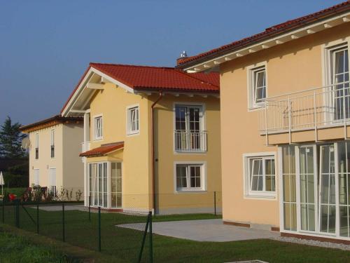 gelbe Hausfassade 