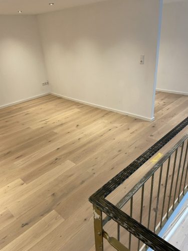 Eiche Parkett weiß gekalkt, weiße Sockelleisten