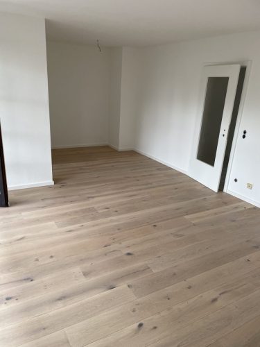 Eiche Parkett weiß gekalkt, weiße Sockelleisten, weiß lackierte Türen