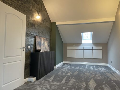 Grauer Teppich, hohe sockelleisten, Farbliche Gestaltung